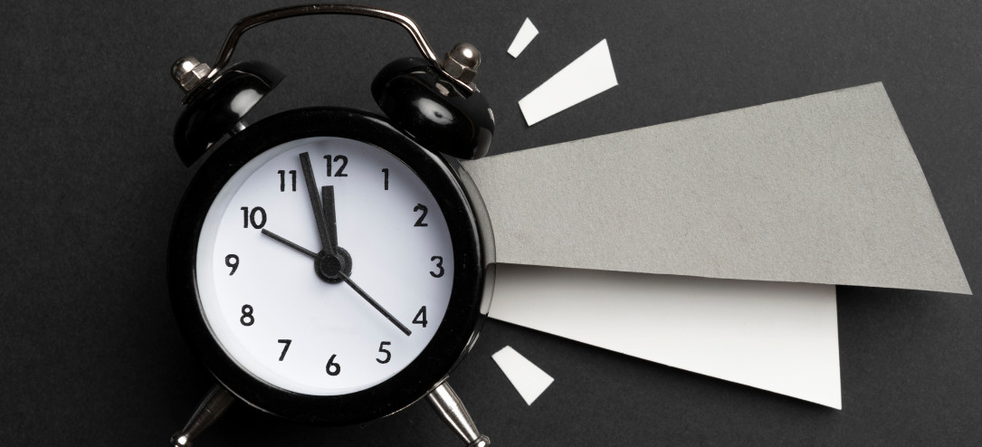 A black alarm clock 